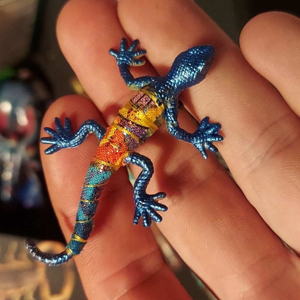 Adorable worry doll style lizard lapel back pack pin. Vintage 90s swag.